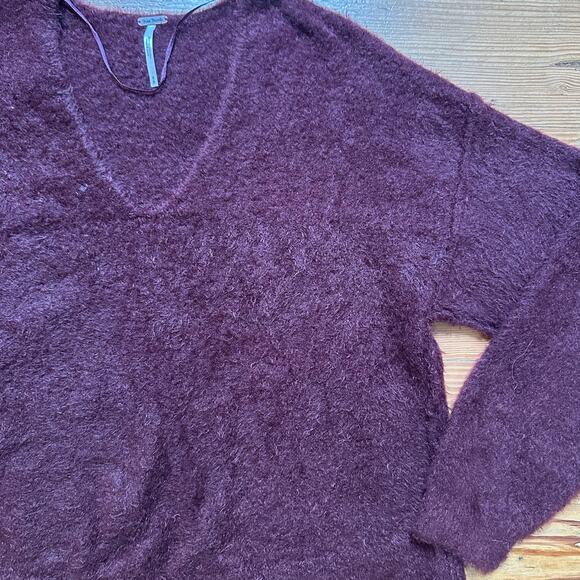 Free People dark red maroon V neck fuzzy pullover oversized sweater SIZE M - Picture 3 of 5